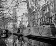 856225 Gezicht op de Nieuwegracht te Utrecht, met de huizen Nieuwegracht 72 (rechts) -lager en links de Quintijnsbrug.